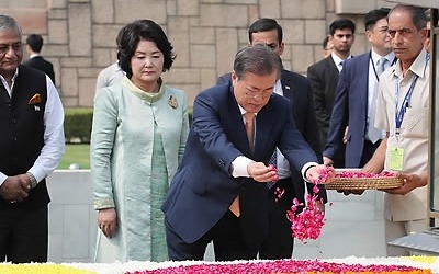 문대통령, 간디 추모공원 찾아 헌화… "인도국민 존중의 뜻"