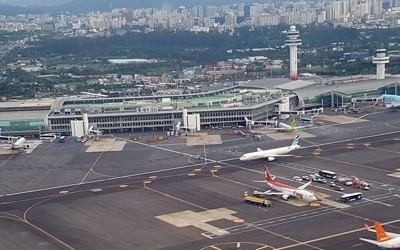 제주공항 항공교통 올해 피서철에도 혼잡… 승객 '짜증'