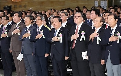 [전문] 문의장 제헌70돌 경축사… "촛불혁명 전후 완전히 달라야"