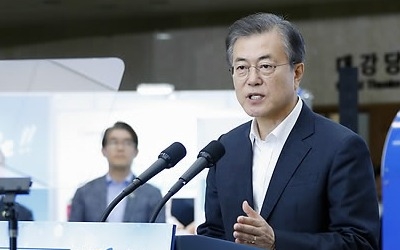 문대통령 "의료현장서 혁신기술 활용돼야… 불필요한 규제 혁파"