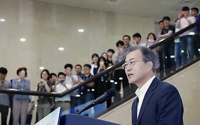 [전문] 문대통령 '의료기기 규제혁신' 연설… "정부가 날개 달아 드려야"