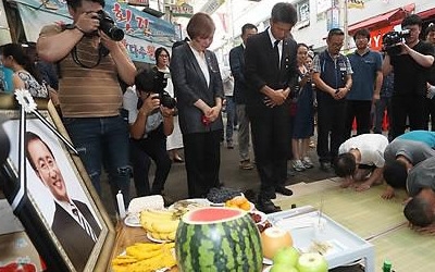 마지막으로 지역구 찾은 노회찬… 떡볶이 먹던 시장에서 노제