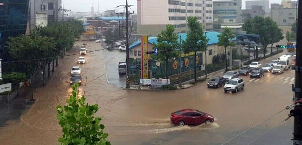 6일 호우경보가 내려진 강원 강릉에 폭우가 쏟아져 포남동 일대 도로가 물에 잠기는 피해가 발생했다. [사진=연합뉴스]