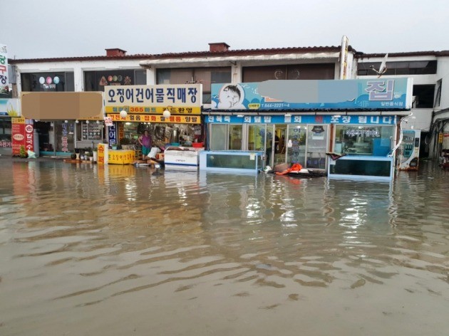 6일 호우경보가 내려진 강원 강릉에 시간당 93㎜의 폭우가 쏟아져 경포 진안 상가가 물에 잠겼다. [사진=연합뉴스]