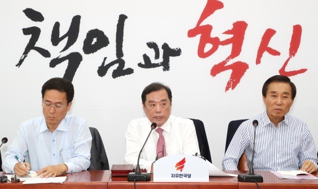 자유한국당 김병준 혁신비상대책위원장(가운데)이 6일 오전 국회에서 열린 비상대책위원회의에서 발언하고 있다. [사진=연합뉴스]