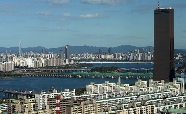 서울 여의도 일대 아파트 단지와 63빌딩. 한경DB