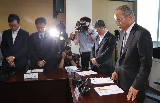 세월호 참사 진상 규명을 위해 작년 7월 출범한 세월호 선체조사위원회의 김창준 위원장(맨 오른쪽)과 위원들이 6일 오후 서울 중구 선체조사위 서울사무소에서 활동 종료를 앞두고 열린 기자간담회를 시작하면서 묵념하고 있다. 지금까지 선조위는 묵념으로 매 회의를 시작해왔다. [사진=연합뉴스]