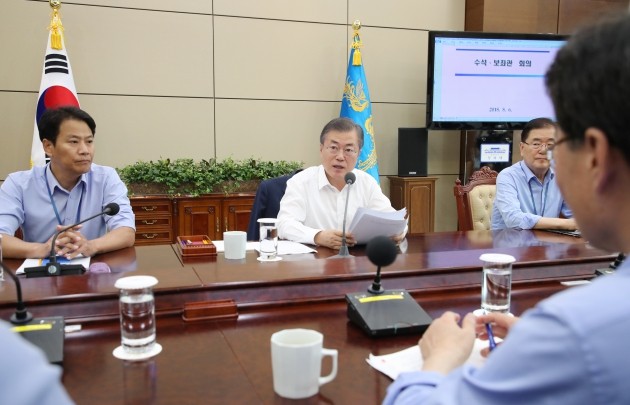 문재인 대통령이 6일 오후 청와대 여민관에서 열린 수석·보좌관 회의를 주재하고 있다. [사진=연합뉴스]