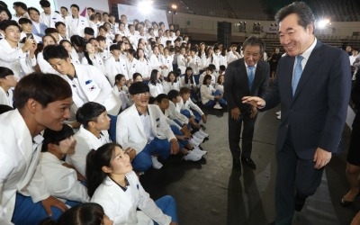 이낙연 총리 "남북 단일팀, 서로 배려하고 협력하길"