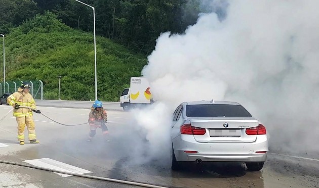 9일 오전 8시 50분께 경기도 의왕시 제2경인고속도로 안양방향 안양과천TG 인근을 지나던 BMW 320d에서 불이 나 출동한 소방관에 의해 15분 만에 꺼졌다. [사진=연합뉴스]