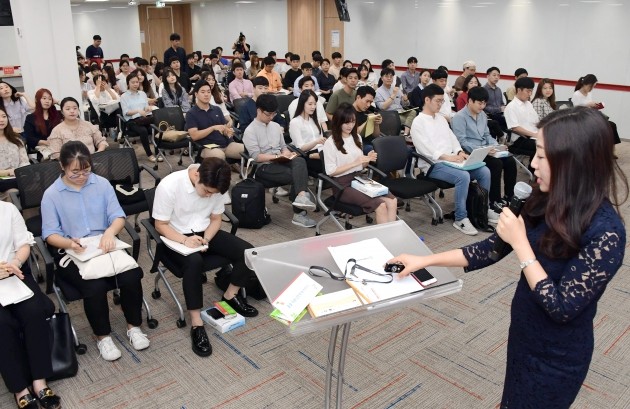 "현직 선배와 '치맥' 먹으며 입사 상담"… 홈플러스, 취준생 300명과 '감성캠핑'