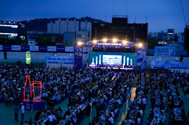 인파로 가득한 '2018 전주가맥축제' 행사장