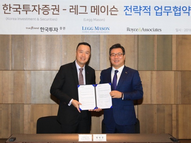 미국 레그메이슨(Legg Mason)사의 레니 림 아시아 대표(Regional Head, Asia)와 한국투자증권의 정일문 개인고객그룹장이 양사의 전략적 업무제휴(MOU) 행사에 참석했다.(사진=한국투자증권 제공)