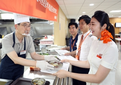 제주항공 이석주 사장, 말복 맞아 '전복갈비탕' 배식 나서