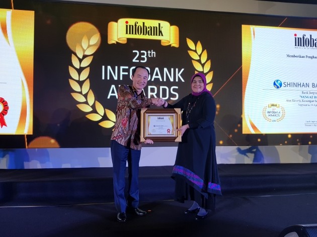 지난 14일 인도네시아 소재 로얄 암바루끄모 호텔에서 열린 ‘23회 Infobank Awards’에서 신한인도네시아은행 변상모 법인장(왼쪽)과 Infobank 관계자가 기념 촬영을 하고 있다.