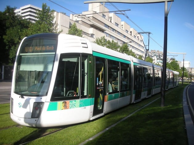 파리 시내의 옛 순환도로를 오가는 지상 전차 트램(Tram). 전기를 사용해 배기가스가 전혀 배출되지 않는 데다 선로에 잔디가 깔려 친환경 교통수단으로 각광받고 있다. 한경DB