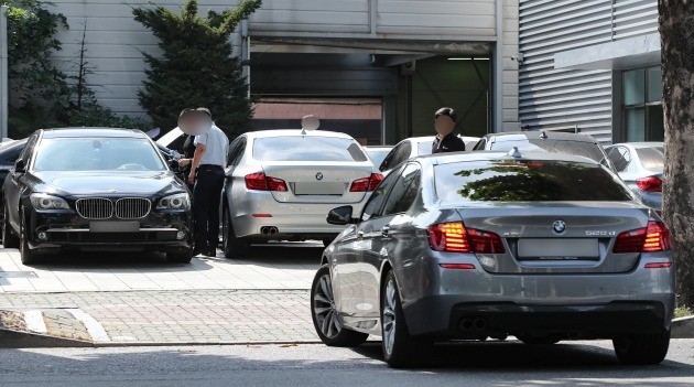 연쇄 차량 화재사고로 논란을 빚고 있는 BMW 디젤 엔진 리콜(결함 시정)이 시작된 20일 오전 서울 송파구의 한 BMW 공식서비스 센터가 리콜과 안전 점검을 받으려는 차량으로 붐비고 있다. BMW코리아는 이번 리콜에서 주행 중 엔진 화재의 원인으로 지목한 배기가스 재순환장치(EGR) 쿨러와 밸브를 개선 부품으로 교체하고 EGR 파이프를 청소(클리닝)할 예정이다. 리콜 대상은 2011~2016년 사이 생산된 520d 등 42개 디젤 차종 10만6317대다. [사진=연합뉴스]