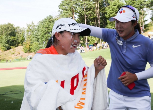 [포토] 우승 축하 물세례 받는 김보아