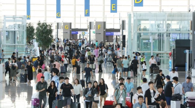 하계 성수기를 맞아 여객들로 붐비는 인천공항 2터미널 출국장 모습. 인천공항공사