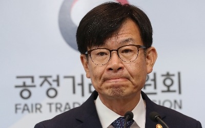 김상조 위원장, 前정부 시절 취업 알선에 "잘못된 관행·비리 사죄"