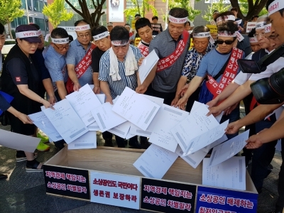 인천 소상공인들 “소상공인은 죽었다”...사업자등록증, 관(棺) 투척 퍼포먼스