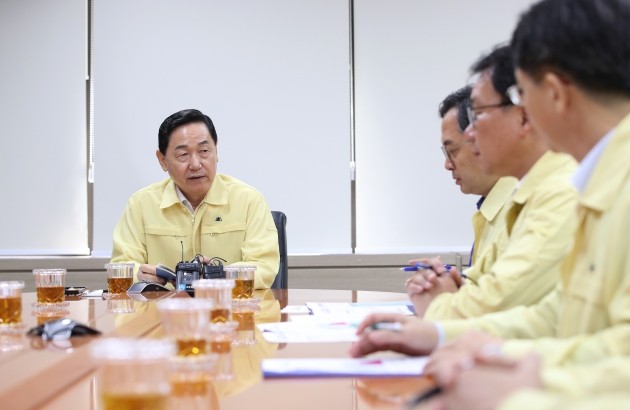 김상곤 사회부총리 겸 교육부 장관(왼쪽)이 23일 오전 서울 종로구 정부서울청사에서 열린 태풍 솔릭 대비 교육부 중앙사고수습본부 회의에서 발언하고 있다. [사진=연합뉴스]