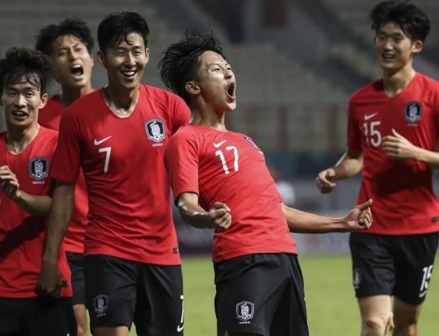 23일 오후(현지시간) 인도네시아  자와바랏주 치카랑의 위바와 묵티 스타디움에서 열린 열린  2018 자카르타-팔렘방 아시안게임 축구 16강 한국과 이란의 경기. 이승우가 추가골을 넣은 후 환호하고 있다. [사진=연합뉴스]
