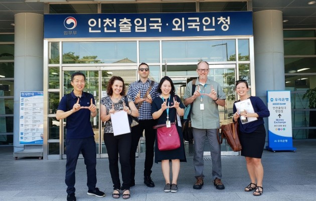 사진 왼쪽부터 아이작 정 (영화영상학), 빅토리아 보트빈(UGS·일반전공), 네이튼 메이어(도시계획학), 서정아(UAC 중역보좌), 마이클 아이버슨(도시계획학), 키라 러벨(역사학) 유타대 교수들이 지난 17일 인천출입국·외국인청에서 외국인 등록을 마치고 기념촬영하고 있다. UAC 제공