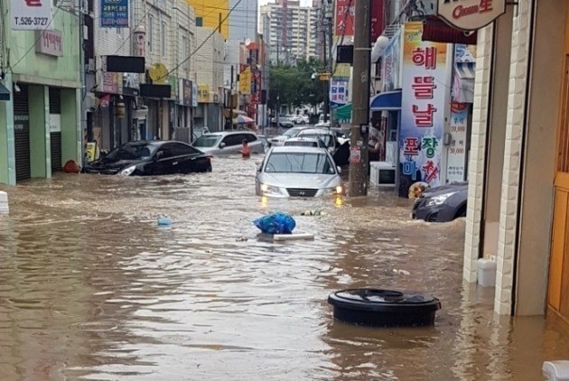 27일 오전 광주 남구 주월동 일대가 시간당 60㎜이상 쏟아진 국지성 호우로 물에 잠겨 있다.[광주 남부소방서 제공]