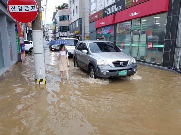 27일 오전 광주 남구 방림동 일대가 한꺼번에 쏟아진 국지성호우에 물에 잠겨 있다. [사진=연합뉴스]