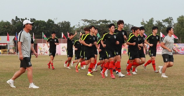 2018 자카르타-팔렘방 아시안게임에 출전 중인 축구 국가대표팀 선수들이 25일 오후(현지시간) 인도네시아 자카르타 인근 라판간의 훈련장에서 훈련 시작에 앞서 몸을 풀며 달리고 있다. [사진=연합뉴스]