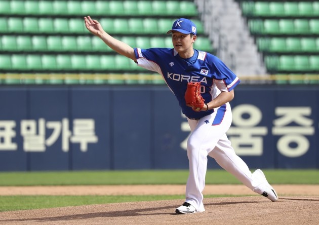 19일 오후 서울 송파구 잠실야구장에서 열린 2018 아시안게임 야구국가대표팀 훈련에서 투수 최원태가 투구 모션을 취하고 있다. [사진=연합뉴스]