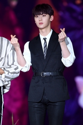 [포토] 워너원 황민현, '멋진 모습으로 하트~' (코리아뮤직페스티벌)