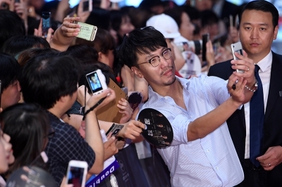 [포토] 윤종빈 감독, '팬들과 포토타임'