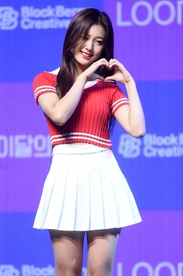 [포토] 이달의 소녀 최리, '윙크하며 깜찍하게 하트~'