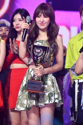 [포토] 레드벨벳 웬디, '1위 트로피 들고 귀여운 미소'