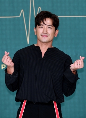 [포토] 이민우, '아이돌 하트'