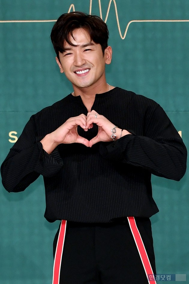 [포토] 이민우, 'M스타일로 하트'