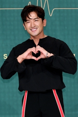 [포토] 이민우, 'M스타일로 하트'