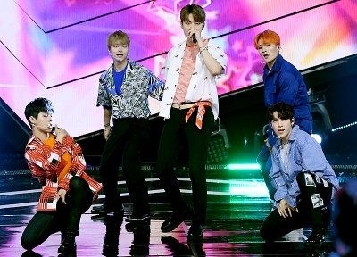 [포토] IN2IT, '어깨 들썩여지는 즐거운 무대'