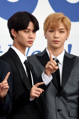 [포토] 워너원 배진영, '한 발 빠른 강다니엘'(소리바다 어워즈)