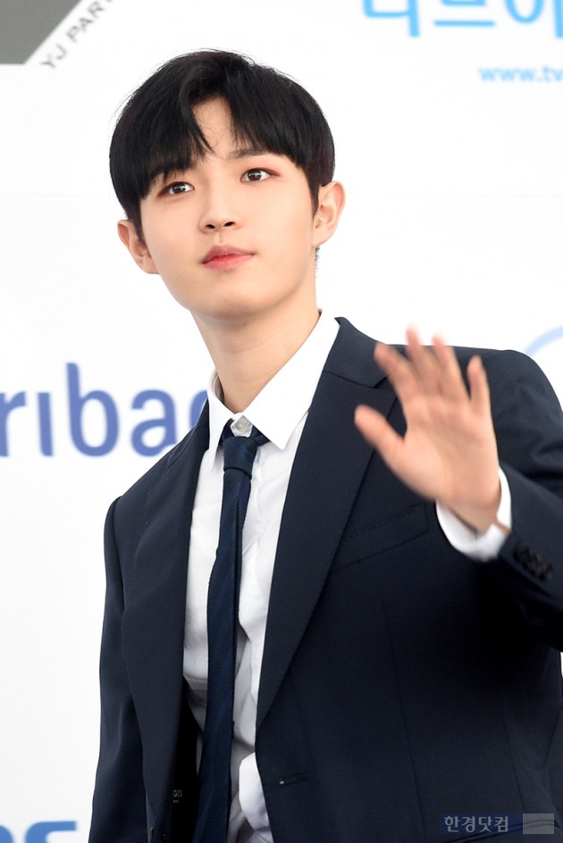 [포토] 워너원 김재환, '반사판 필요없는 꽃미모'(소리바다 어워즈)