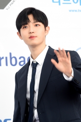 [포토] 워너원 김재환, '반사판 필요없는 꽃미모'(소리바다 어워즈)