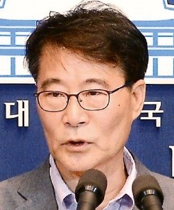 장하성 정책실장이 4일 청와대 춘추관에서 일자리 추가경정예산, 소득 분배, 양극화 해소와 관련한 대책을 발표하고 있다. 강은구 기자 egkang@hankyung.com