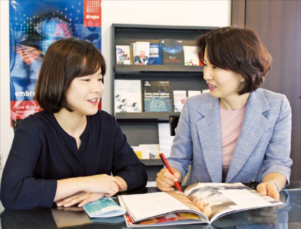 박정미 라인메쎄 사장(오른쪽)이 직원과 독일 전시회 마케팅 방안을 논의하고 있다.  /김낙훈 기자