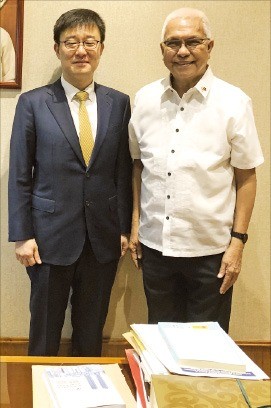 강상민 제인모터스 경영총괄 부사장(왼쪽)은 7월 말 필리핀에서 레온시오 에바스코 필리핀 내각장관을 만나 전기지프니 생산과 관련한 협의를 했다.  /제인모터스 제공
 