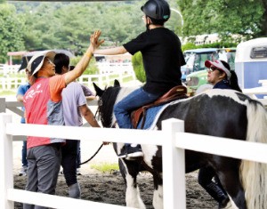 마사회의 사회공헌 활동… 말과 교감하는 '힐링·재활 승마' 늘린다