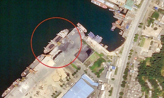 지난달 16일 북한 원산항을 촬영한 위성사진에 90m 길이의 선박이 석탄 적재작업을 위해 노란색 크레인 옆에 정박해 있는 모습이 관측됐다. 해당 사진은 미국의소리(VOA) 홈페이지에 게재됐다.  /연합뉴스 