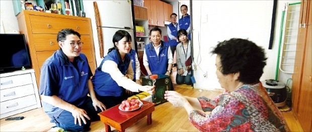 조현준 효성 회장(왼쪽 첫 번째)이 지난 1일 서울 성산동의 한 임대아파트를 방문해 쌀과 수박을 전달한 뒤 주민과 이야기하고 있다.  /효성 제공 
