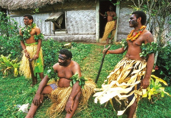 5 피지 고유의 전통인 ‘카바의식’을 행하기 위해 준비 중인 원주민. 